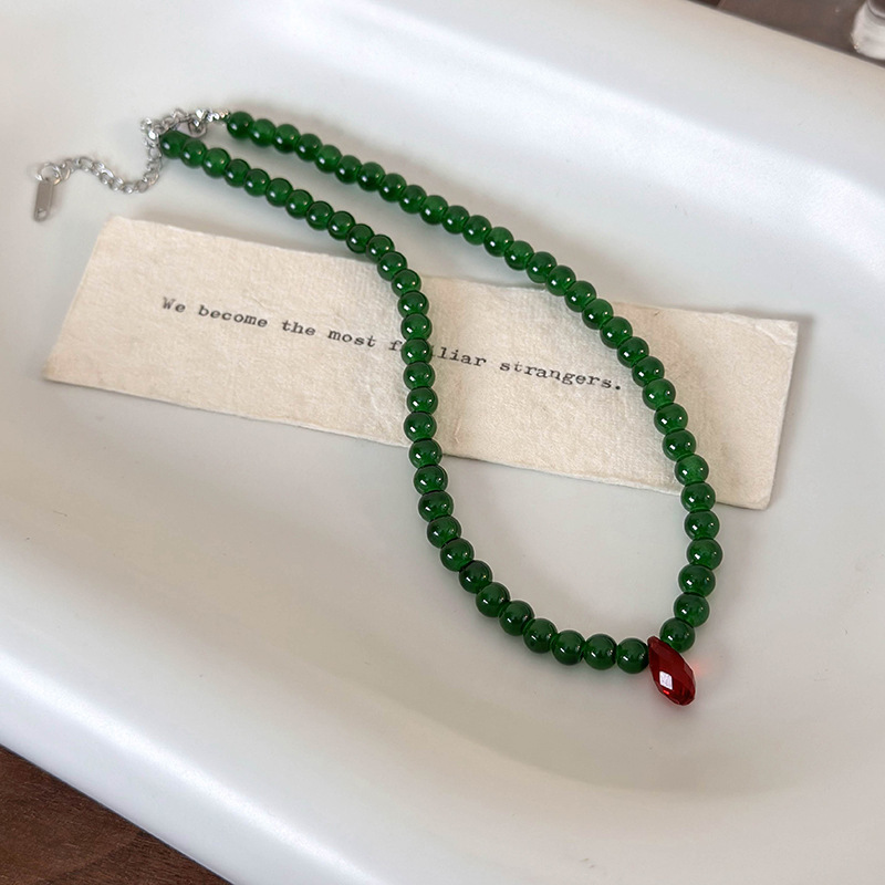 Vintage Green Beaded Necklace  - Vintage Fashion Faire 评论和价格